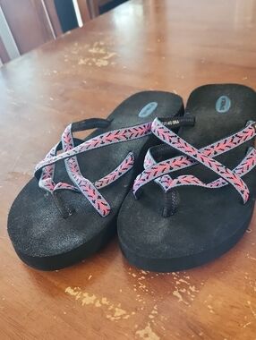 Teva Women's Olowahu flip-flop sandals Colorful Women's Size 8 Barely Used